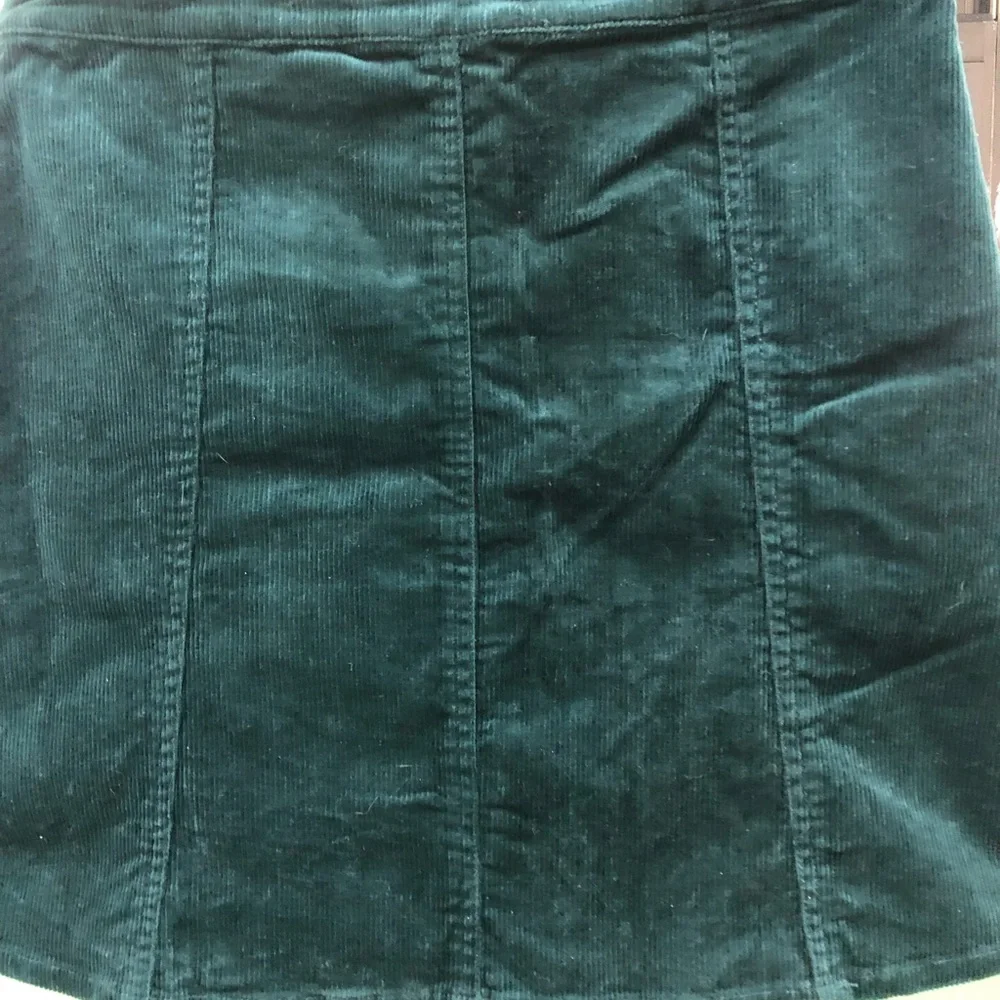 Features:Button Front
2 side pockets - Picture 2 of 5